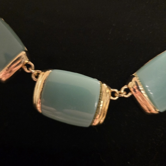 Elegant Gold and Green Necklace - Picture 2 of 4